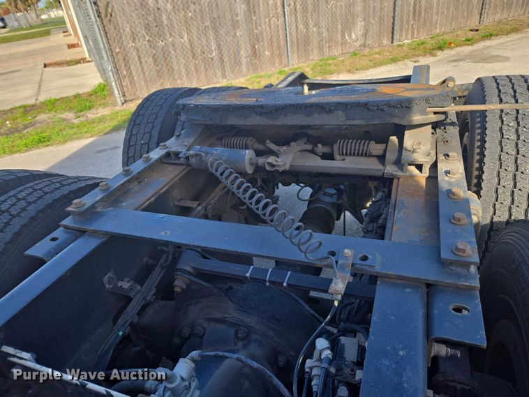 image for item EA5468 2017 Volvo VNL semi truck