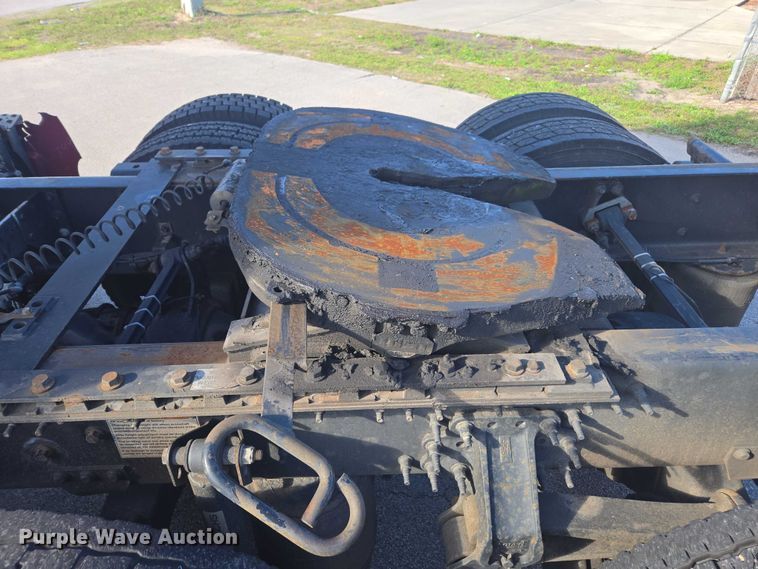 image for item EA5468 2017 Volvo VNL semi truck