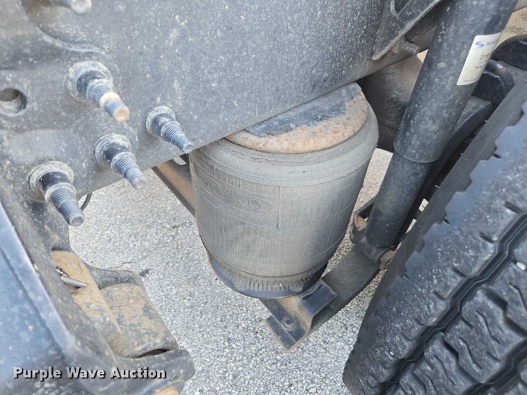 image for item EA5468 2017 Volvo VNL semi truck