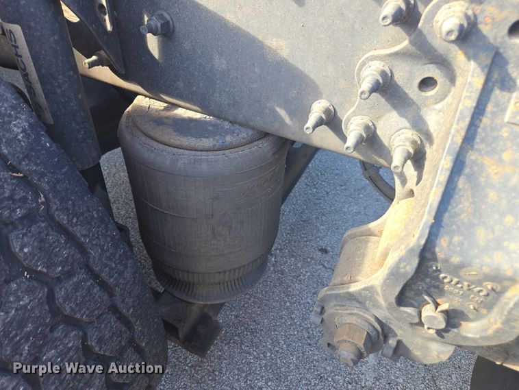 image for item EA5468 2017 Volvo VNL semi truck