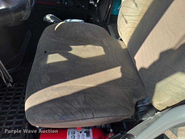 image for item EA5468 2017 Volvo VNL semi truck