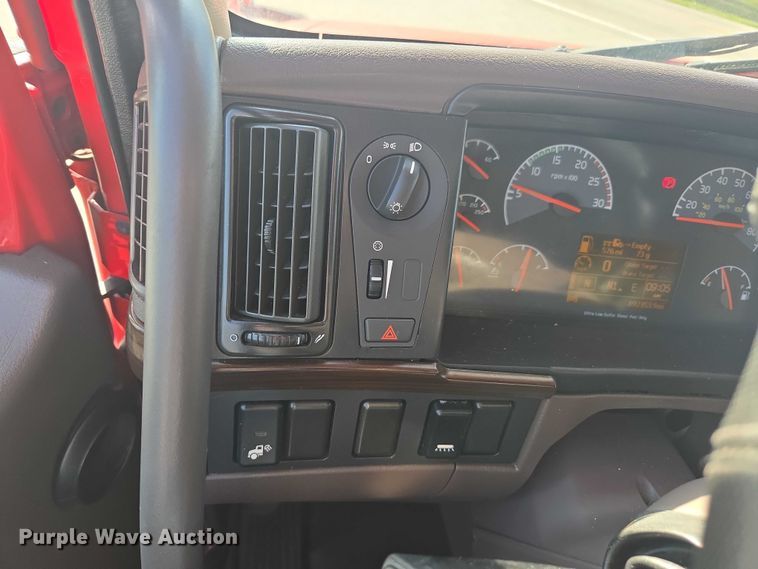 image for item EA5468 2017 Volvo VNL semi truck