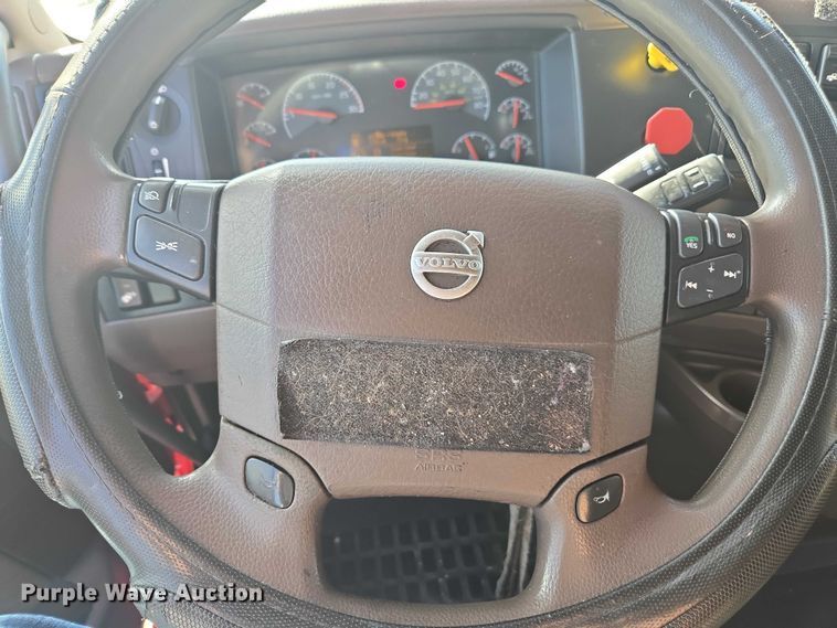 image for item EA5468 2017 Volvo VNL semi truck