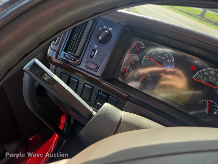 image for item EA5468 2017 Volvo VNL semi truck