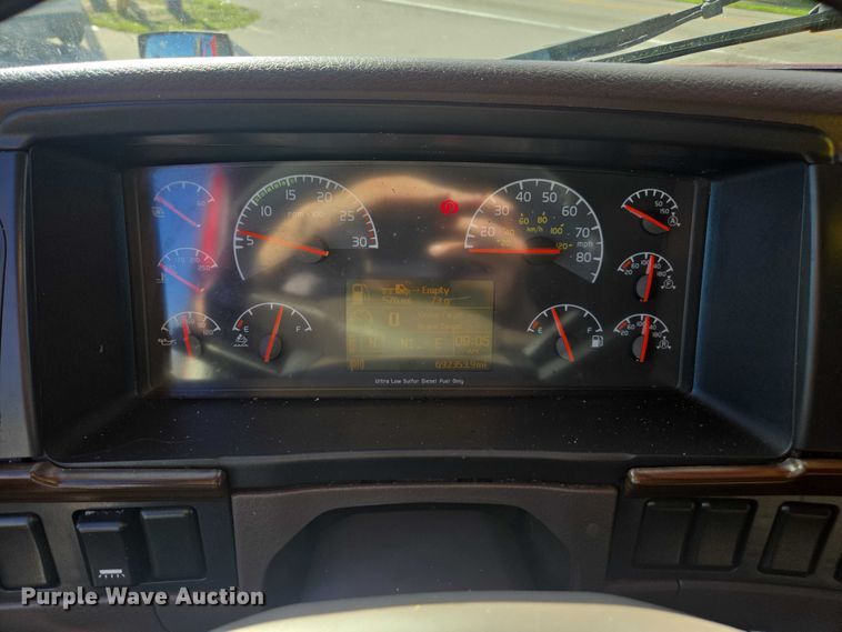 image for item EA5468 2017 Volvo VNL semi truck