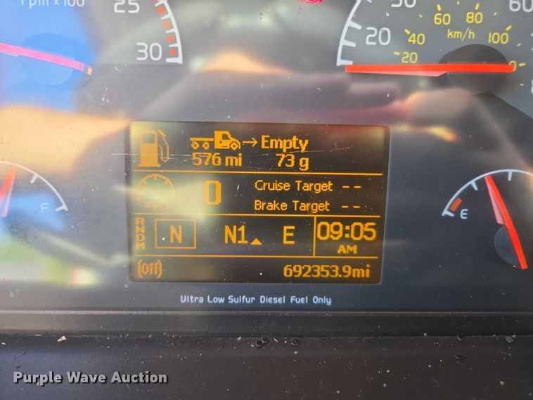 image for item EA5468 2017 Volvo VNL semi truck