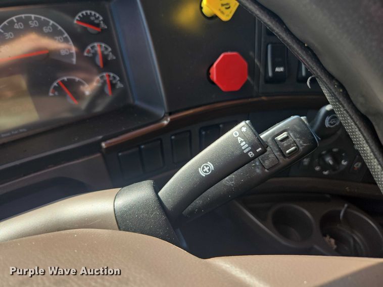 image for item EA5468 2017 Volvo VNL semi truck