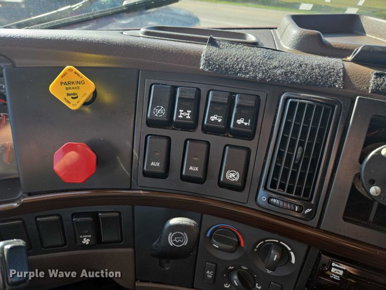 image for item EA5468 2017 Volvo VNL semi truck