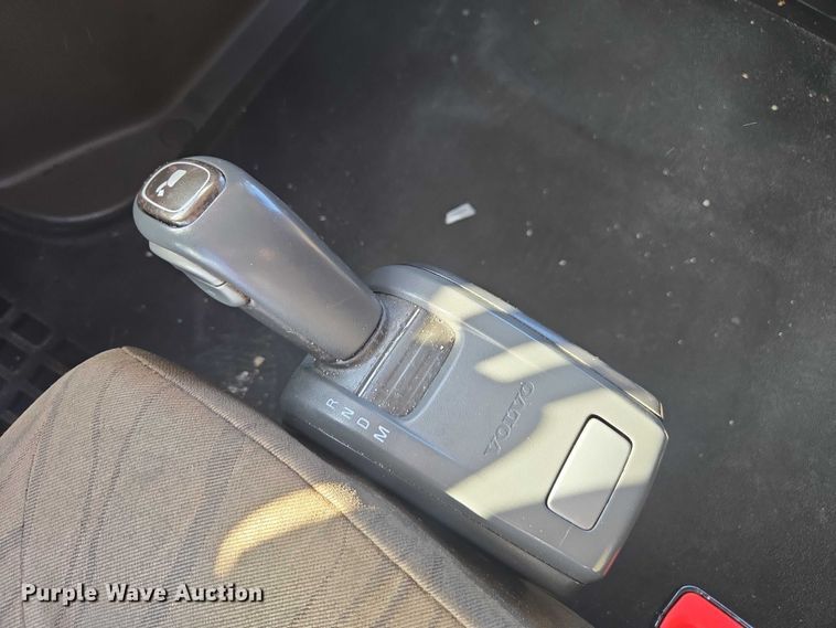 image for item EA5468 2017 Volvo VNL semi truck