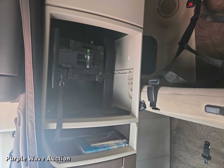 image for item EA5468 2017 Volvo VNL semi truck