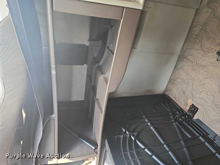 image for item EA5468 2017 Volvo VNL semi truck