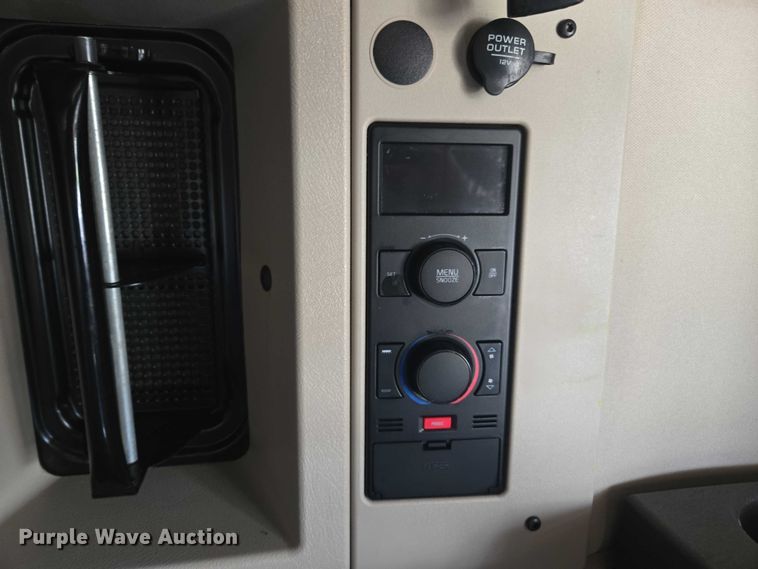 image for item EA5468 2017 Volvo VNL semi truck