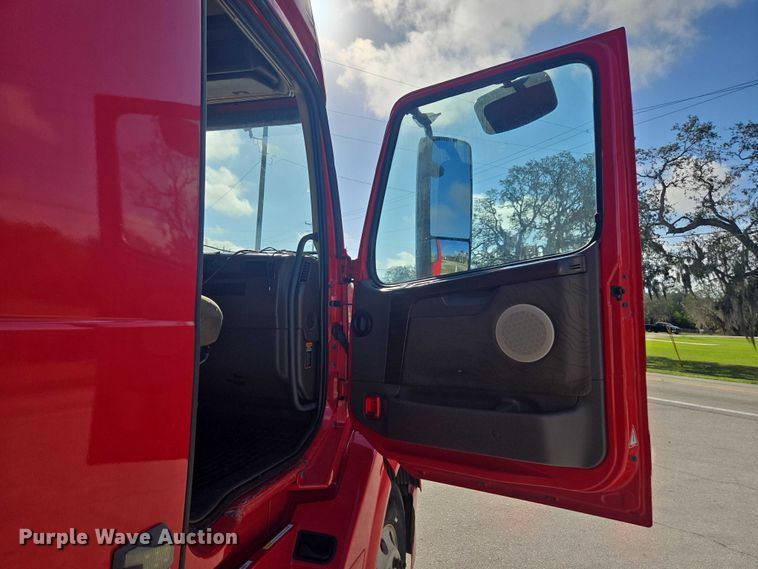 image for item EA5468 2017 Volvo VNL semi truck