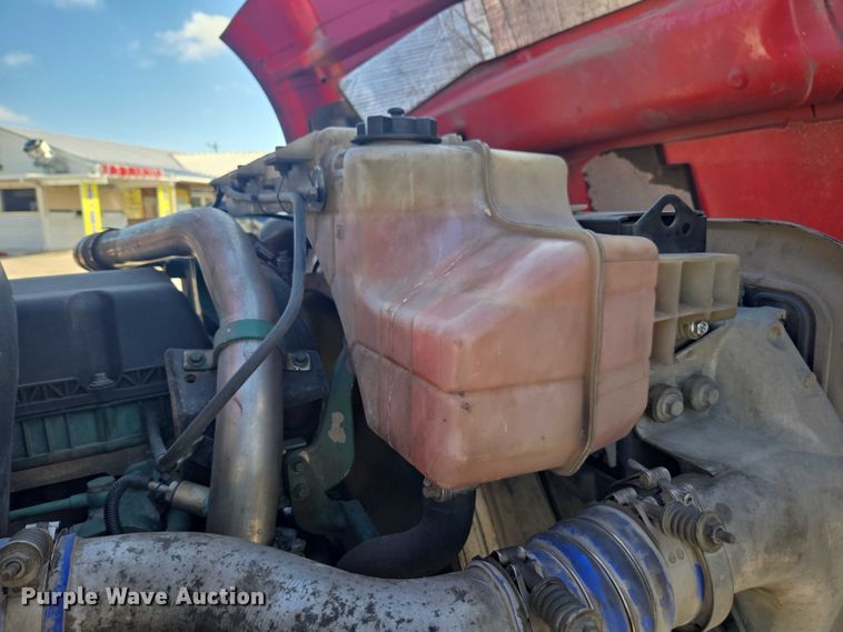 image for item EA5468 2017 Volvo VNL semi truck