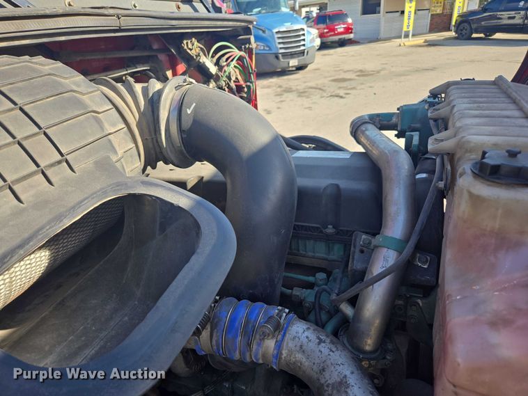 image for item EA5468 2017 Volvo VNL semi truck