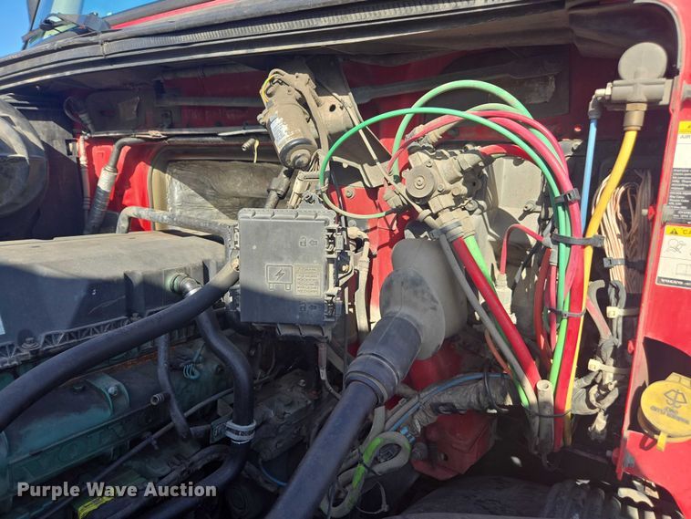 image for item EA5468 2017 Volvo VNL semi truck