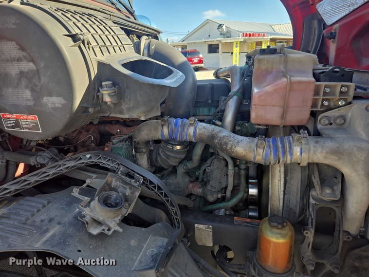 image for item EA5468 2017 Volvo VNL semi truck