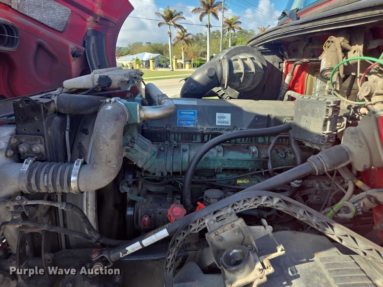 image for item EA5468 2017 Volvo VNL semi truck