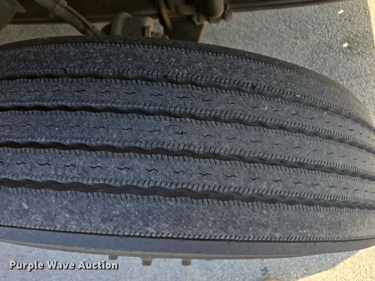 image for item EA5468 2017 Volvo VNL semi truck