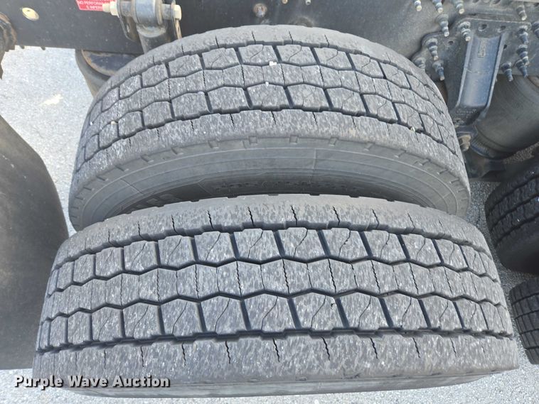 image for item EA5468 2017 Volvo VNL semi truck