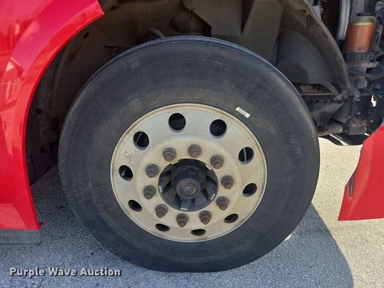 image for item EA5468 2017 Volvo VNL semi truck