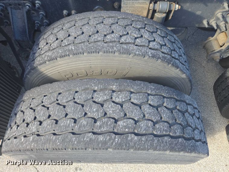 image for item EA5468 2017 Volvo VNL semi truck