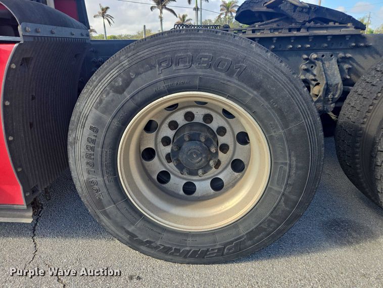 image for item EA5468 2017 Volvo VNL semi truck