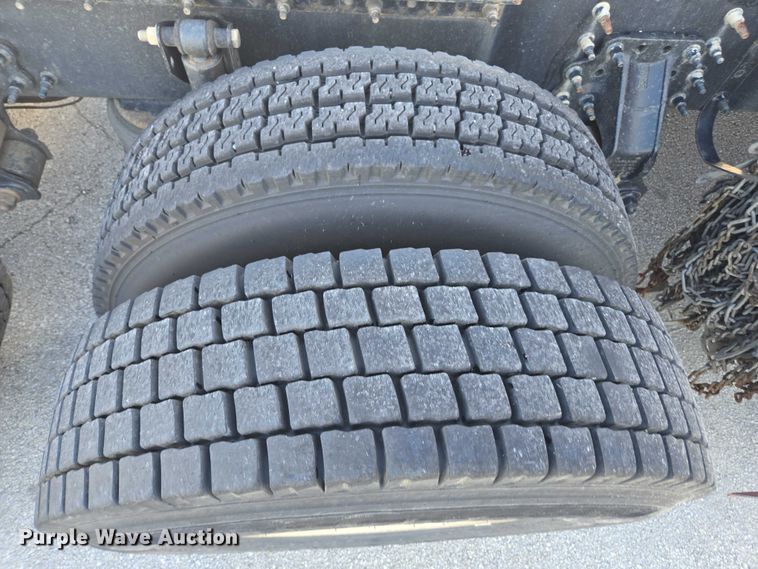 image for item EA5468 2017 Volvo VNL semi truck