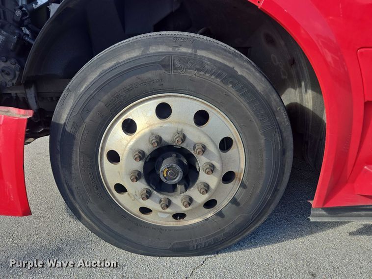 image for item EA5468 2017 Volvo VNL semi truck