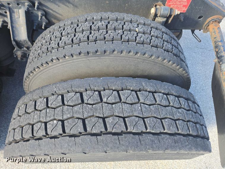 image for item EA5468 2017 Volvo VNL semi truck