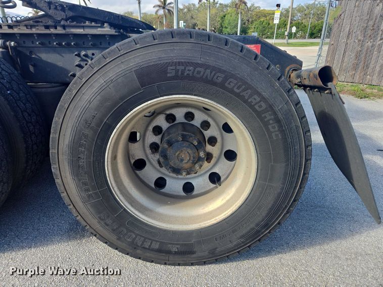 image for item EA5468 2017 Volvo VNL semi truck