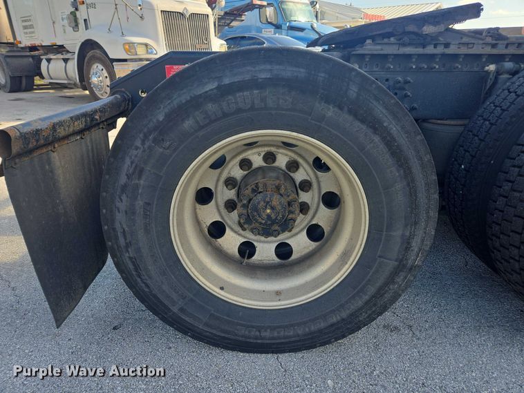 image for item EA5468 2017 Volvo VNL semi truck