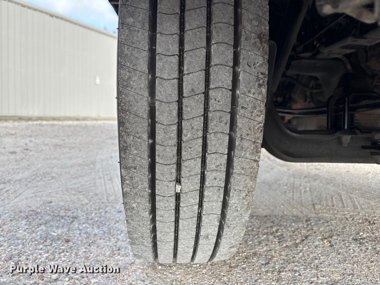 image for item EA7224 2019 Isuzu NPR box truck