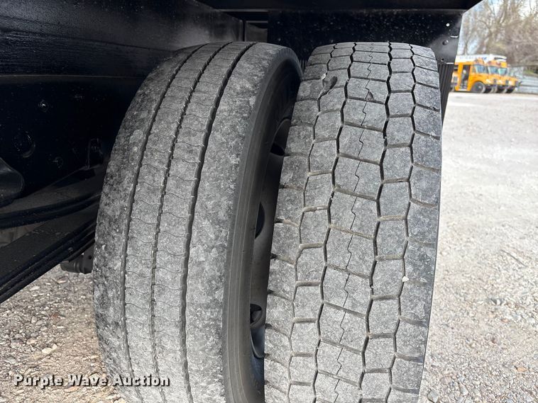 image for item EA7224 2019 Isuzu NPR box truck