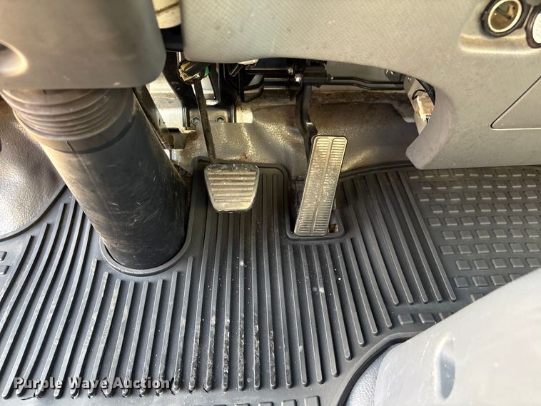 image for item EA7225 2019 Isuzu NPR box truck