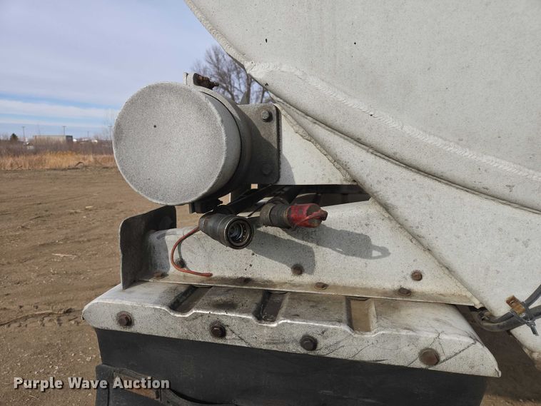 image for item EB1379 1998 Beall BAST-120-4-SB tank trailer