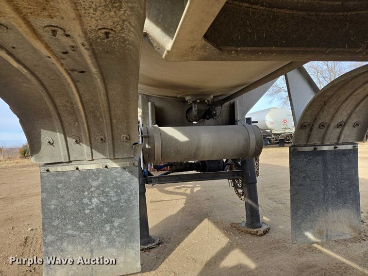 image for item EB1379 1998 Beall BAST-120-4-SB tank trailer