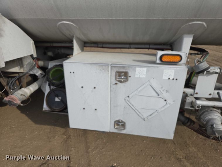 image for item EB1379 1998 Beall BAST-120-4-SB tank trailer