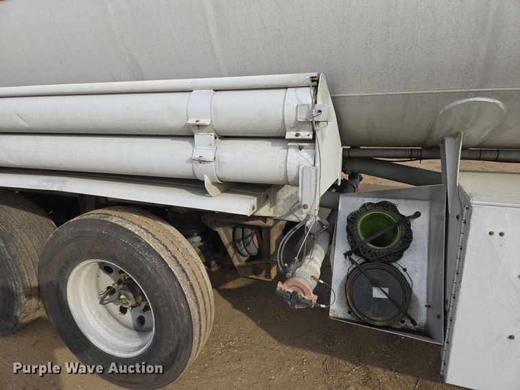 image for item EB1379 1998 Beall BAST-120-4-SB tank trailer