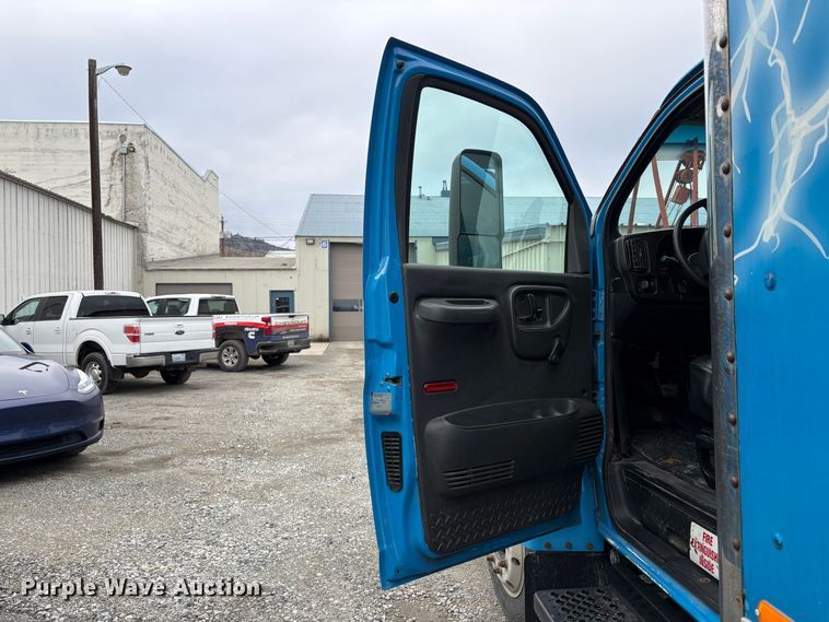 image for item EC8238 2008 GMC C4 box truck