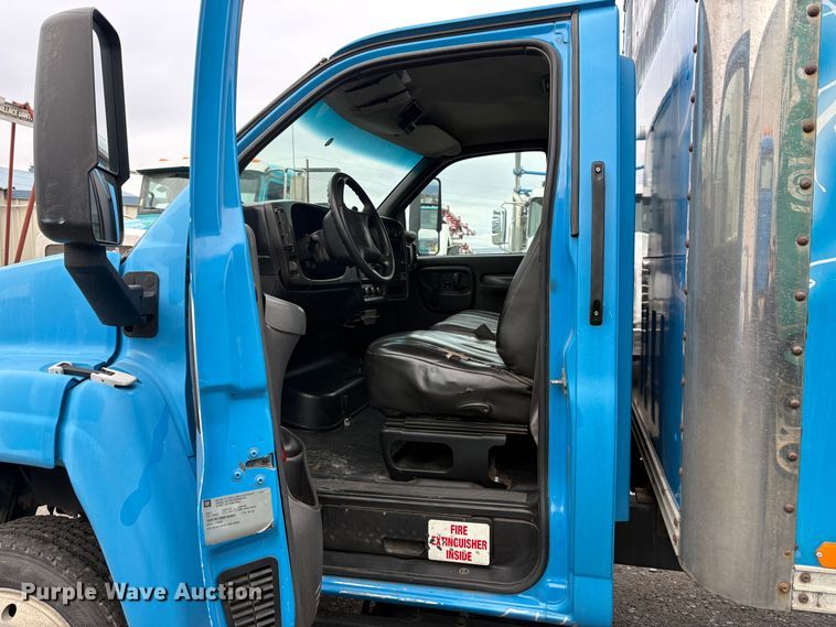 image for item EC8238 2008 GMC C4 box truck