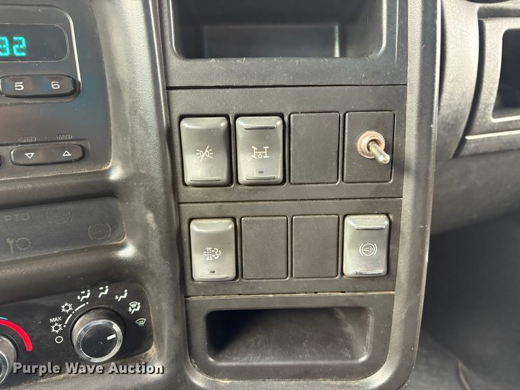 image for item EC8238 2008 GMC C4 box truck