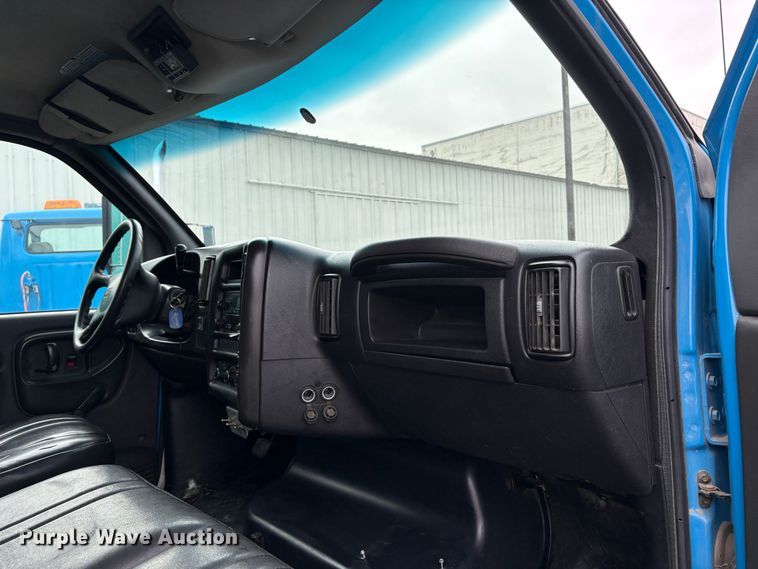 image for item EC8238 2008 GMC C4 box truck