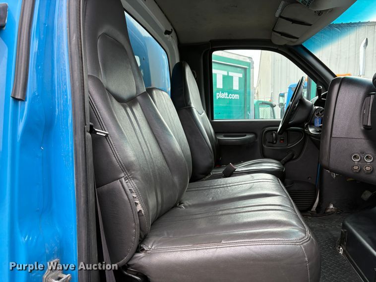 image for item EC8238 2008 GMC C4 box truck