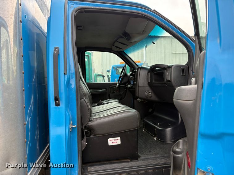 image for item EC8238 2008 GMC C4 box truck