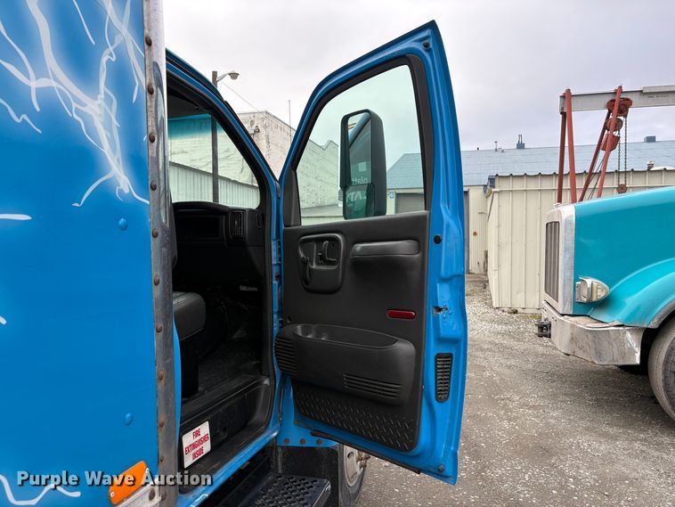 image for item EC8238 2008 GMC C4 box truck