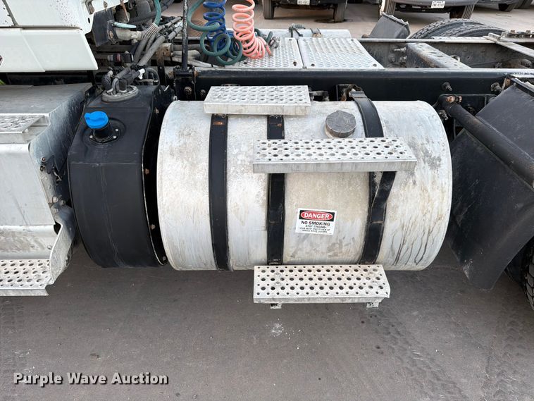 image for item ED5147 2017 International ProStar Plus semi truck