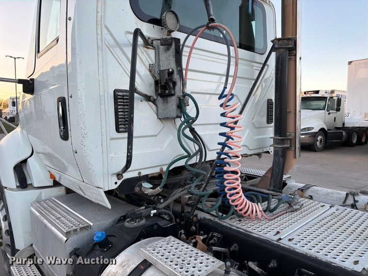 image for item ED5147 2017 International ProStar Plus semi truck