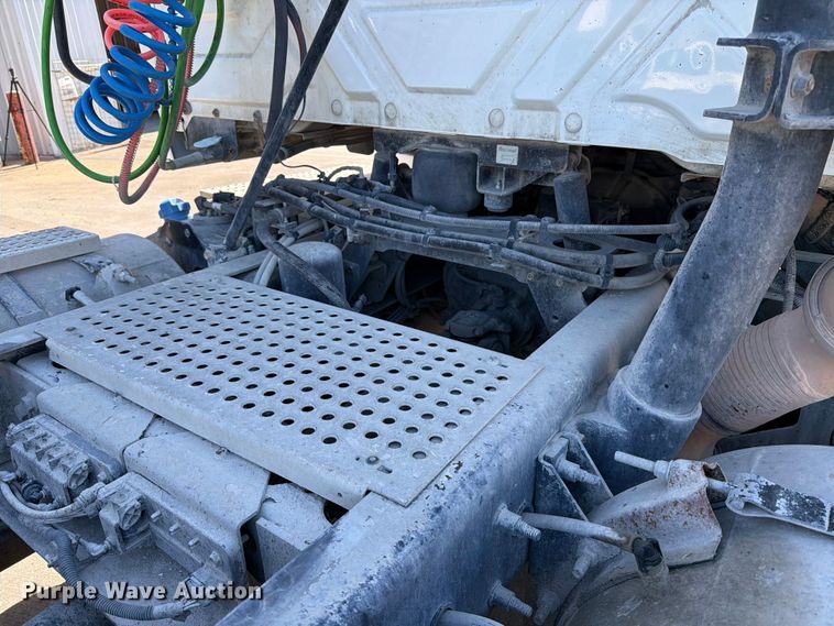 image for item ED5151 2017 International ProStar Plus semi truck