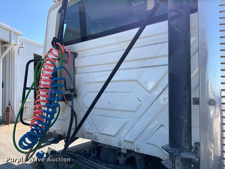 image for item ED5151 2017 International ProStar Plus semi truck